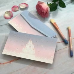 新人在浪漫的城堡前走向幸福的殿堂，浪漫的氛圍令人陶醉。唯思美原廠喜帖，外殼運用絲網、燙金、激光雷射等多種現代工藝，層次感的簍空雕刻-CW6073-08
